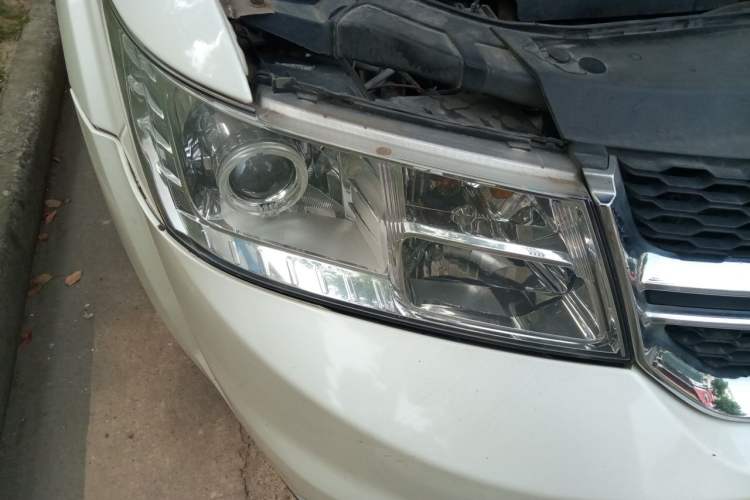 Used Dodge Journey 2013 2.4L Two-Wheel Drive Luxury Version Right Front Headlight