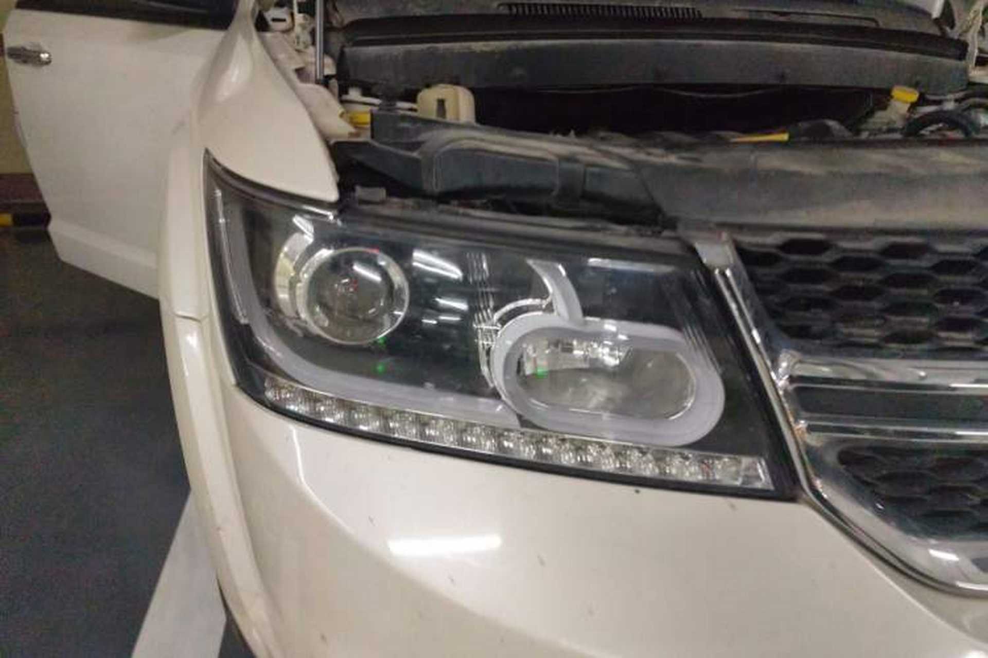 Used Dodge Journey 2013 2.4L Two-Wheel Drive Luxury Version Right Front Headlight