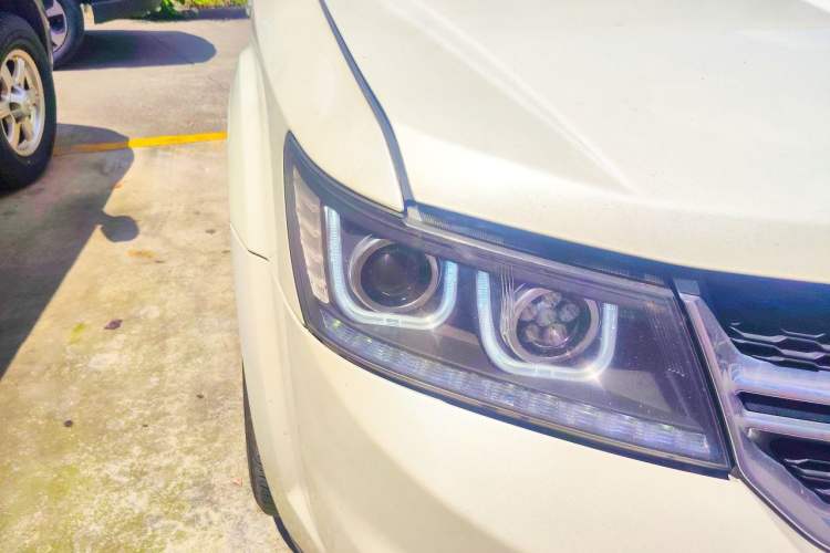 Used Dodge Journey 2013 2.4L Two-Wheel Drive Luxury Version Right Front Headlight