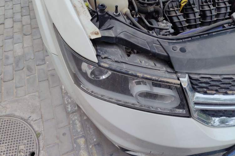 Used Dodge Journey 2013 2.4L Two-Wheel Drive Luxury Version Right Front Headlight