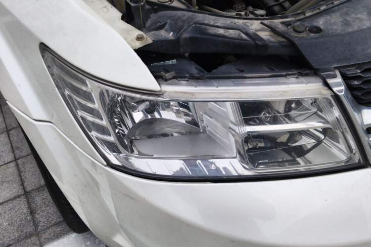 Used Dodge Journey 2013 2.4L Two-Wheel Drive Luxury Version Right Front Headlight