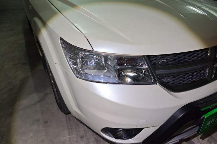 Used Dodge Journey 2013 2.4L Two-Wheel Drive Luxury Version Right Front Headlight