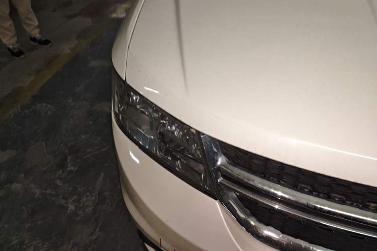 Used Dodge Journey 2013 2.4L Two-Wheel Drive Luxury Version Right Front Headlight