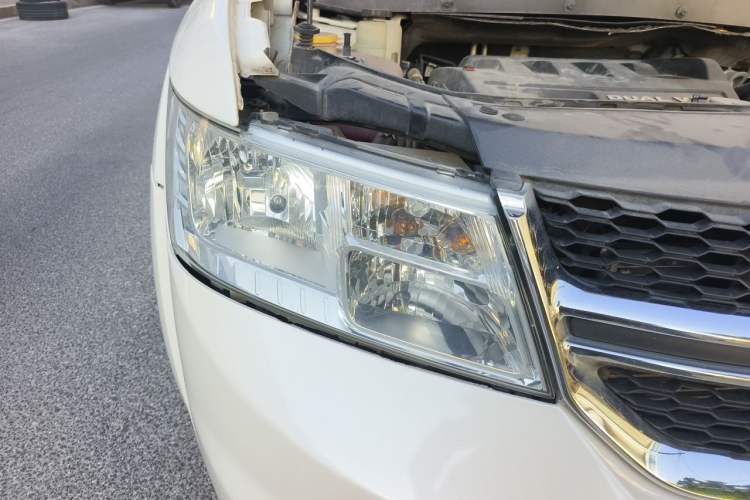 Used Dodge Journey 2013 2.4L Two-Wheel Drive Luxury Version Right Front Headlight