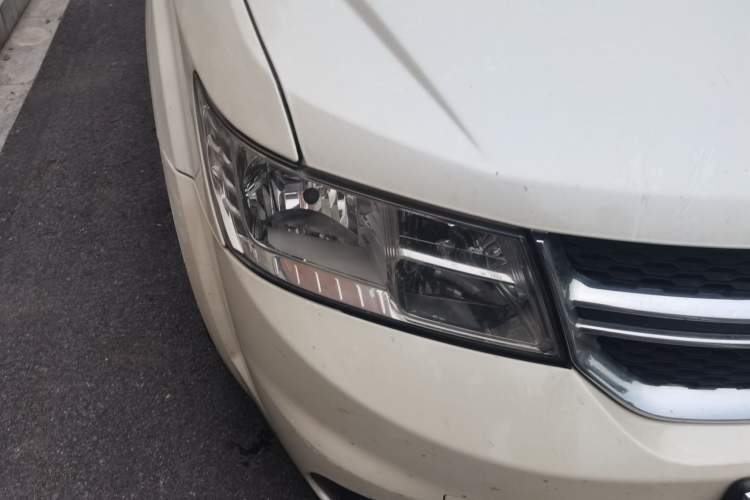 Used Dodge Journey 2013 2.4L Two-Wheel-Drive Smart Edition Right Front Headlight