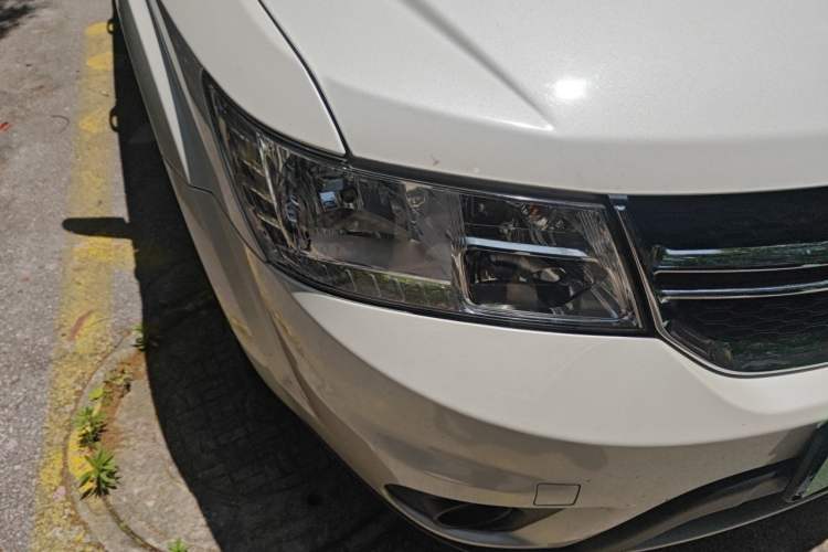 Used Dodge Journey 2013 2.4L Two-Wheel Drive Luxury Version Right Front Headlight