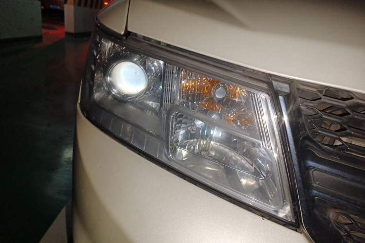 Used Dodge Journey 2013 2.4L Two-Wheel Drive Luxury Version Right Front Headlight