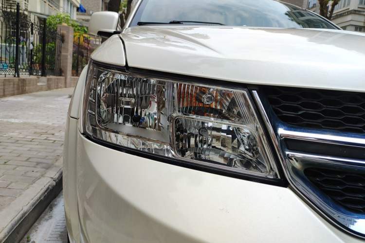 Used Dodge Journey 2013 2.4L Two-Wheel Drive Luxury Version Right Front Headlight