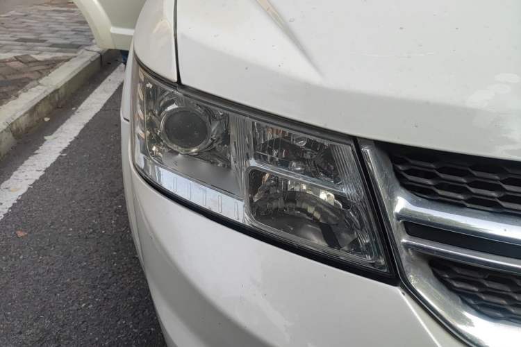 Used Dodge Journey 2013 2.4L Two-Wheel Drive Luxury Version Right Front Headlight