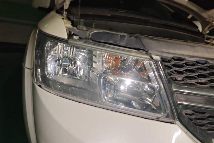 Used Dodge Journey 2013 2.4L Two-Wheel Drive Luxury Version Right Front Headlight
