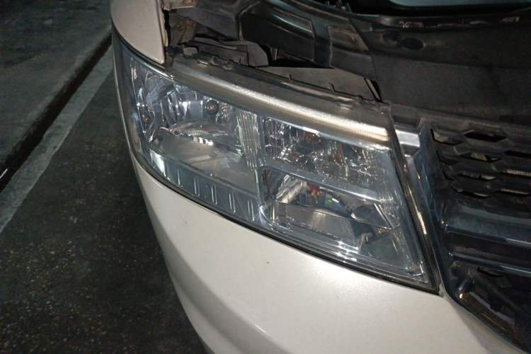 Used Dodge Journey 2013 2.4L Two-Wheel Drive Luxury Version Right Front Headlight