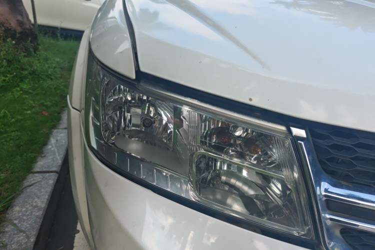 Used Dodge Journey 2013 2.4L Two-Wheel Drive Luxury Version Right Front Headlight