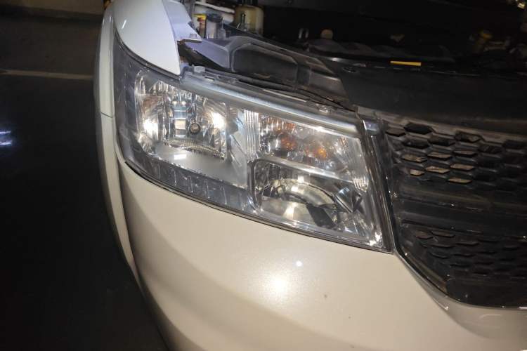 Used Dodge Journey 2013 2.4L Two-Wheel Drive Luxury Version Right Front Headlight