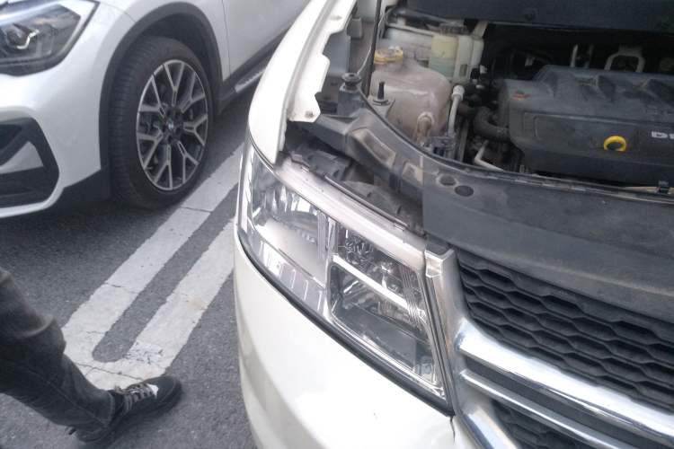 Used Dodge Journey 2013 2.4L Two-Wheel Drive Luxury Version Right Front Headlight