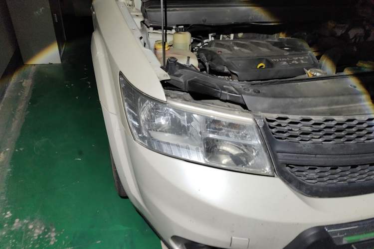 Used Dodge Journey 2013 2.4L Two-Wheel Drive Luxury Version Right Front Headlight