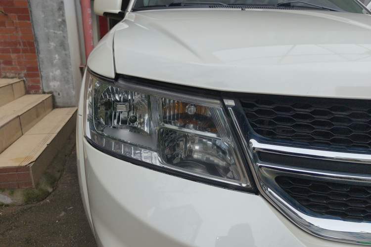 Used Dodge Journey 2013 2.4L Two-Wheel Drive Luxury Version Right Front Headlight