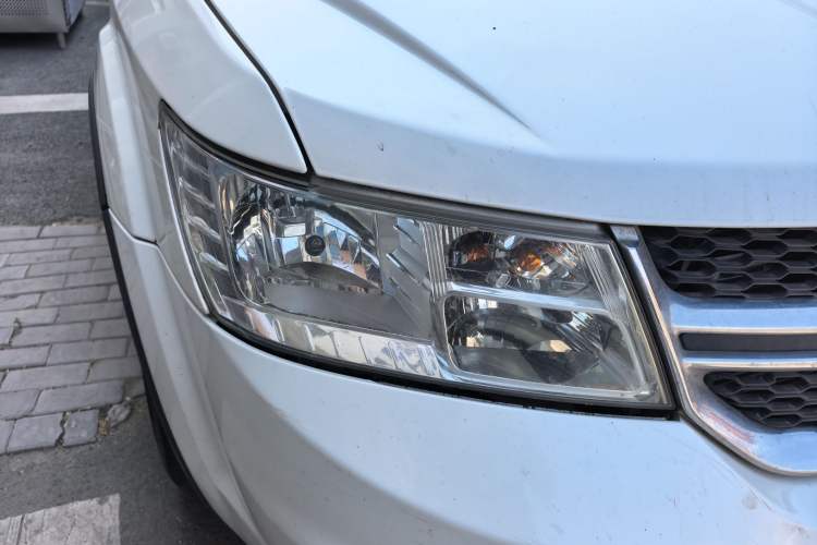 Used Dodge Journey 2013 2.4L Two-Wheel Drive Luxury Version Right Front Headlight