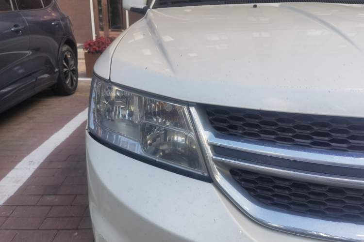 Used Dodge Journey 2013 2.4L Two-Wheel Drive Luxury Version Right Front Headlight