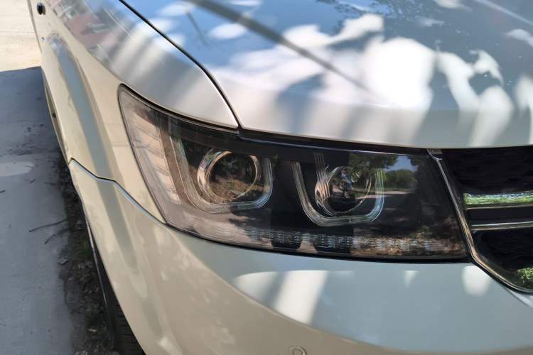 Used Dodge Journey 2013 2.4L Two-Wheel Drive Luxury Version Right Front Headlight