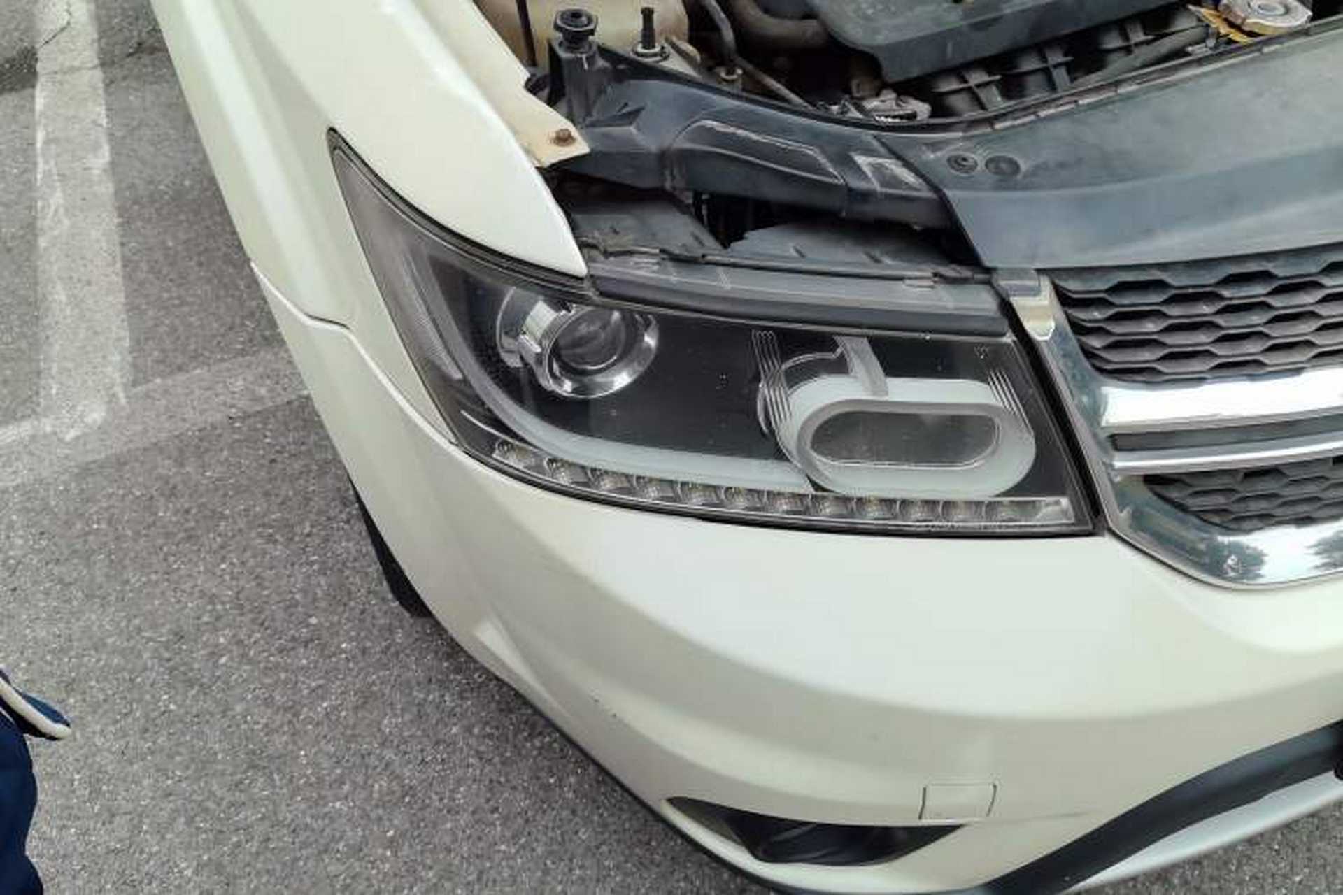 Used Dodge Journey 2013 2.4L Two-Wheel Drive Luxury Version Right Front Headlight