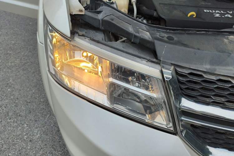 Used Dodge Journey 2013 2.4L Two-Wheel Drive Luxury Version Right Front Headlight