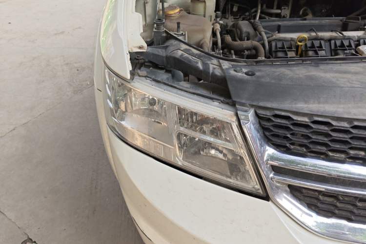Used Dodge Journey 2013 2.4L Two-Wheel Drive Luxury Version Right Front Headlight