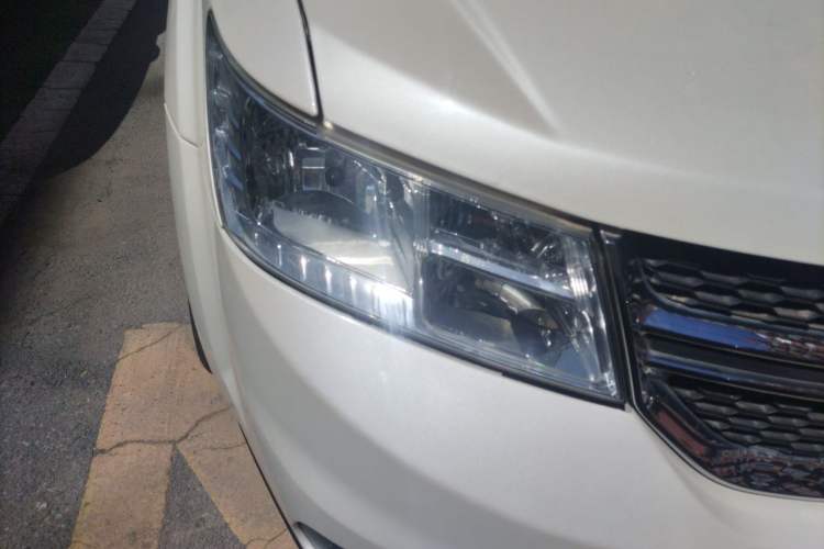 Used Dodge Journey 2013 2.4L Two-Wheel Drive Luxury Version Right Front Headlight