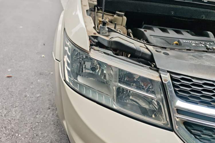 Used Dodge Journey 2013 2.4L Two-Wheel Drive Luxury Version Right Front Headlight