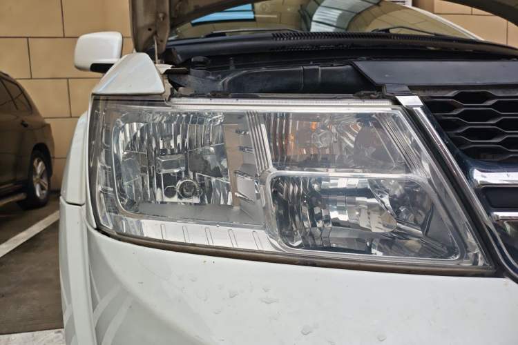 Used Dodge Journey 2013 2.4L Two-Wheel Drive Luxury Version Right Front Headlight