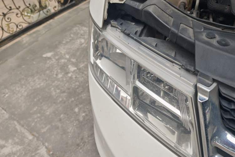 Used Dodge Journey 2013 2.4L Two-Wheel Drive Luxury Version Right Front Headlight