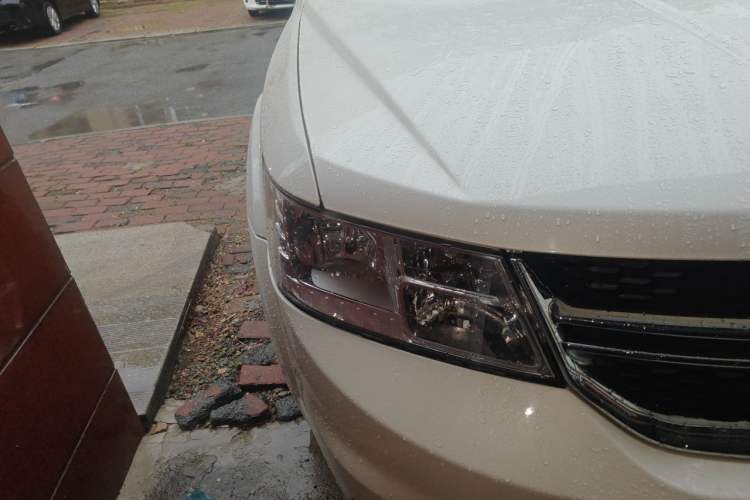 Used Dodge Journey 2013 2.4L Two-Wheel Drive Luxury Version Right Front Headlight