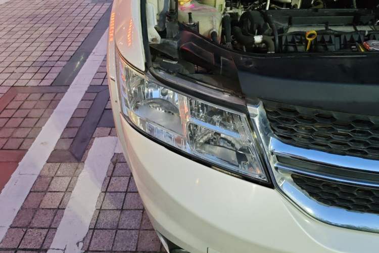 Used Dodge Journey 2013 2.4L Two-Wheel Drive Luxury Version Right Front Headlight