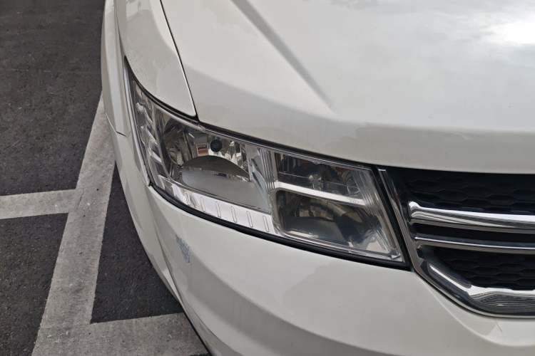 Used Dodge Journey 2013 2.4L Two-Wheel Drive Luxury Version Right Front Headlight