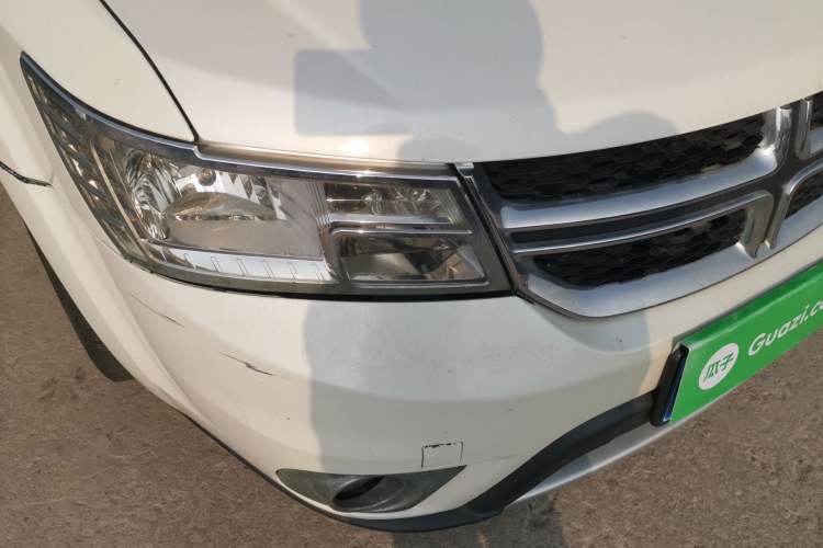 Used Dodge Journey 2013 2.4L Two-Wheel Drive Luxury Version Right Front Headlight