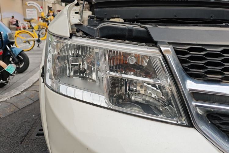 Used Dodge Journey 2013 2.4L Two-Wheel Drive Luxury Version Right Front Headlight