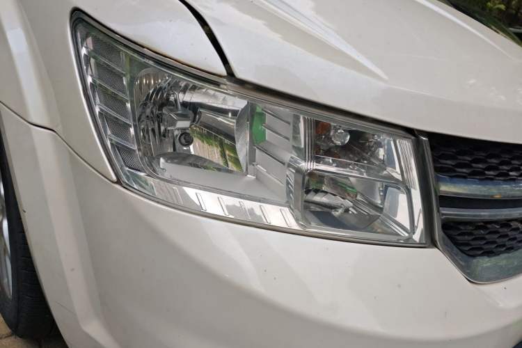 Used Dodge Journey 2013 2.4L Two-Wheel Drive Luxury Version Right Front Headlight