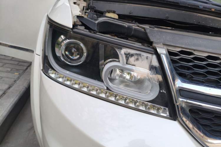 Used Dodge Journey 2013 2.4L Two-Wheel Drive Luxury Version Right Front Headlight