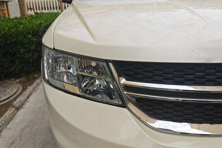 Used Dodge Journey 2013 2.4L Two-Wheel Drive Luxury Version Right Front Headlight