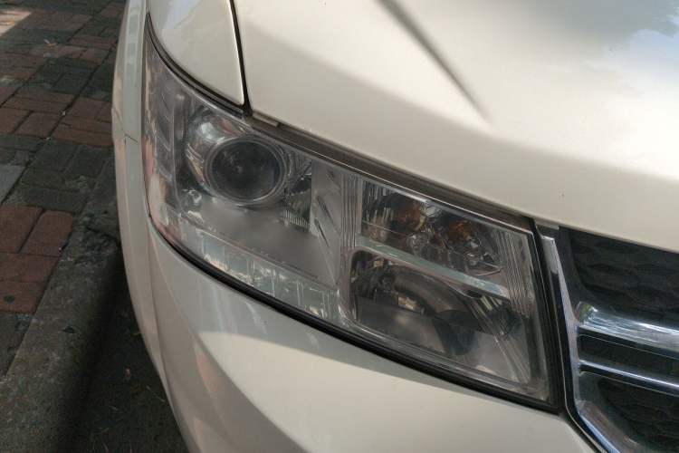 Used Dodge Journey 2013 2.4L Two-Wheel Drive Luxury Version Right Front Headlight