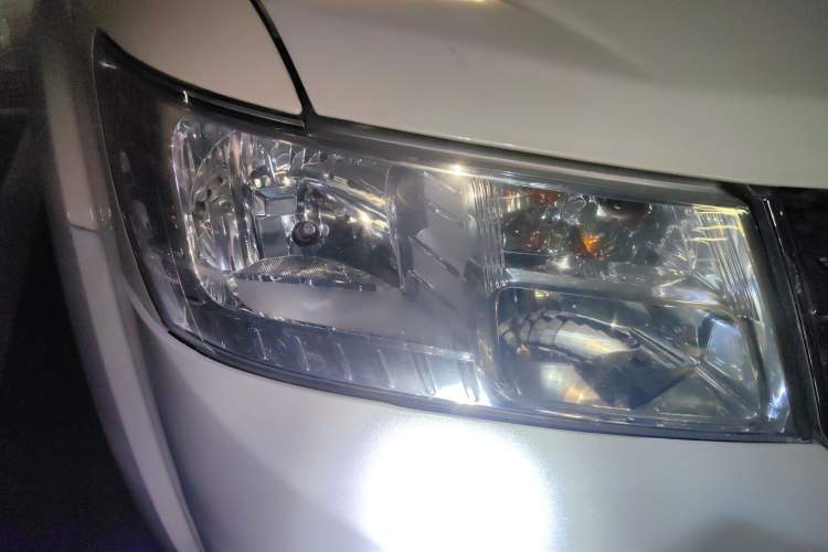 Used Dodge Journey 2013 2.4L Two-Wheel-Drive Smart Edition Right Front Headlight