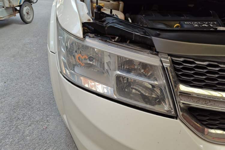 Used Dodge Journey 2013 2.4L Two-Wheel Drive Luxury Version Right Front Headlight