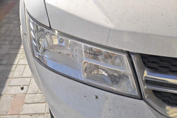 Used Dodge Journey 2013 2.4L Two-Wheel Drive Luxury Version Right Front Headlight
