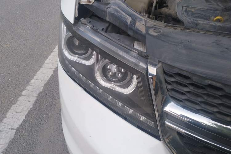 Used Dodge Journey 2013 2.4L Two-Wheel Drive Luxury Version Right Front Headlight