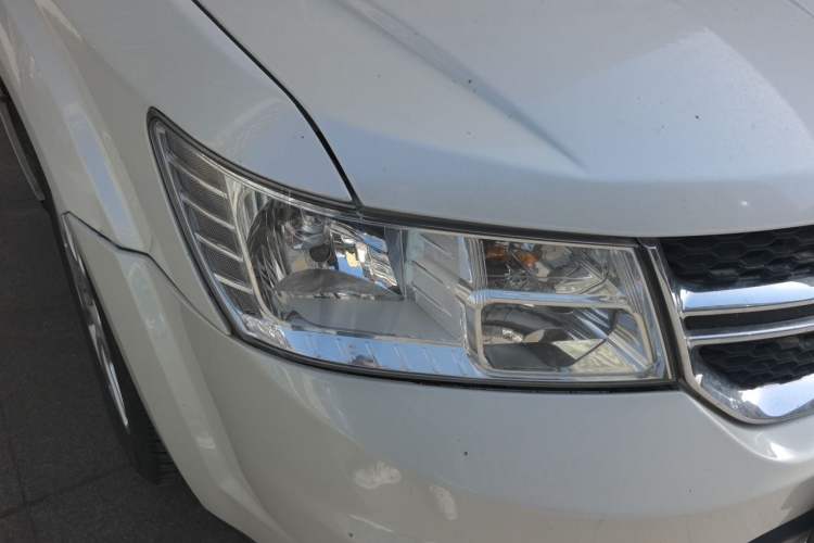 Used Dodge Journey 2013 2.4L Two-Wheel Drive Luxury Version Right Front Headlight