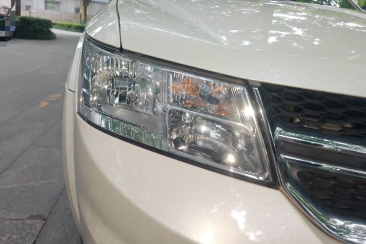 Used Dodge Journey 2013 2.4L Two-Wheel Drive Luxury Version Right Front Headlight