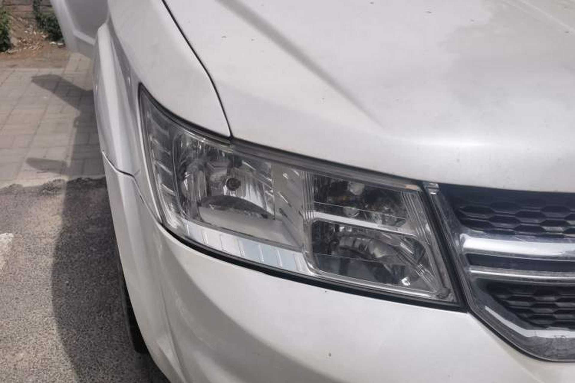Used Dodge Journey 2013 2.4L Two-Wheel Drive Luxury Version Right Front Headlight