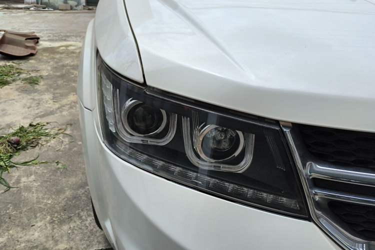 Used Dodge Journey 2013 2.4L Two-Wheel Drive Luxury Version Right Front Headlight