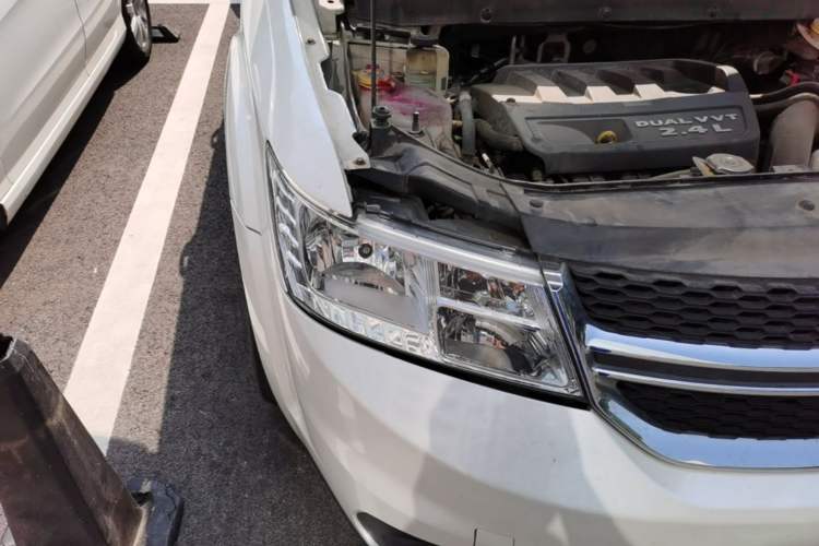 Used Dodge Journey 2013 2.4L Two-Wheel Drive Luxury Version Right Front Headlight