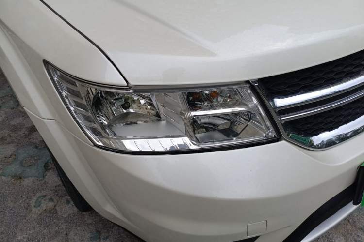 Used Dodge Journey 2013 2.4L Two-Wheel Drive Luxury Version Right Front Headlight