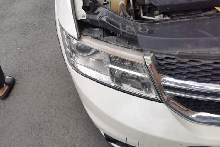 Used Dodge Journey 2013 2.4L Two-Wheel Drive Luxury Version Right Front Headlight
